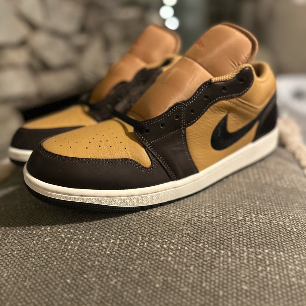 Air Jordan 1 Low “Golden Harvest/Dark Mocha”.